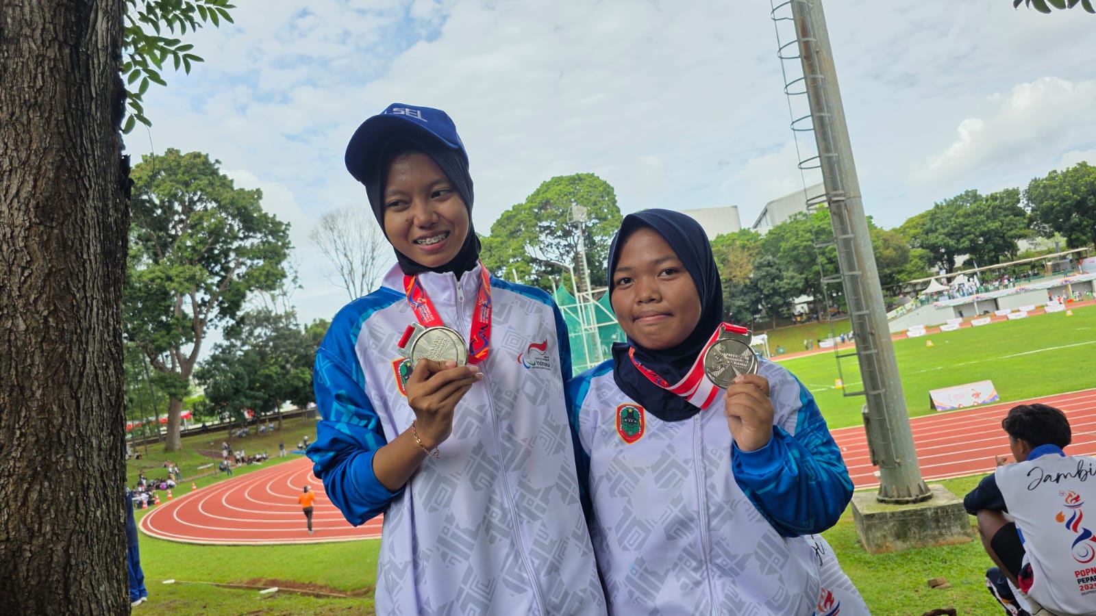 Mengesankan! Nur Azizah dan Zahratul Khofifah Borong Medali Perak di Atletik Peparpenas XI Jakarta