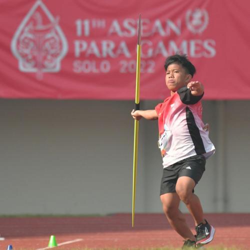 Atlet Indonesia Ansyari melakukan lemparan dalam pertandingan di nomor lempar lembing putra F41 cabang olahraga para atletik dalam ajang 11th ASEAN Para Games 2022 di Stadion Manahan, Solo, Senin 1 Agustus 2022. Ansyari berhasil mencatatkan lemparan sejauh 32,77 meter.