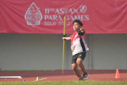 Atlet Indonesia Ansyari melakukan lemparan dalam pertandingan di nomor lempar lembing putra F41 cabang olahraga para atletik dalam ajang 11th ASEAN Para Games 2022 di Stadion Manahan, Solo, Senin 1 Agustus 2022. Ansyari berhasil mencatatkan lemparan sejauh 32,77 meter.
