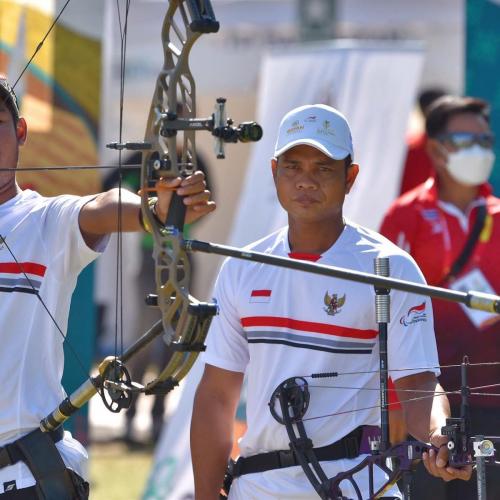 Pasangan Ken Swagumilang - Muhammad Ali saat menghadapi lawannya Comsan Singpirom - Sakon Inkaew dari Thailand class Compound Men Open Doubles  Para Archery 11th Asean Para Games Solo 2022 di Stadion Kota Barat Surakarta, Jumat 5 Agustus 2022.