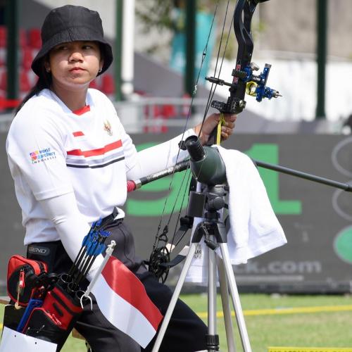 Atlet Indonesia, Irma Yunita bersiap membidik sasaran pada kualifikasi panahan Compound Women Open pada Asean Paragames 2022 di Lapangan Kota Barat, Solo, Jawa Tengah (31/7/2022) INASPOC/Feri Setiawan