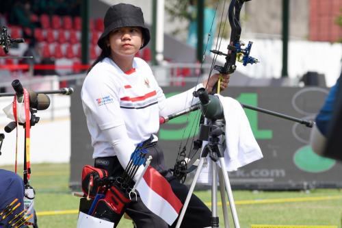 Atlet Indonesia, Irma Yunita bersiap membidik sasaran pada kualifikasi panahan Compound Women Open pada Asean Paragames 2022 di Lapangan Kota Barat, Solo, Jawa Tengah (31/7/2022) INASPOC/Feri Setiawan