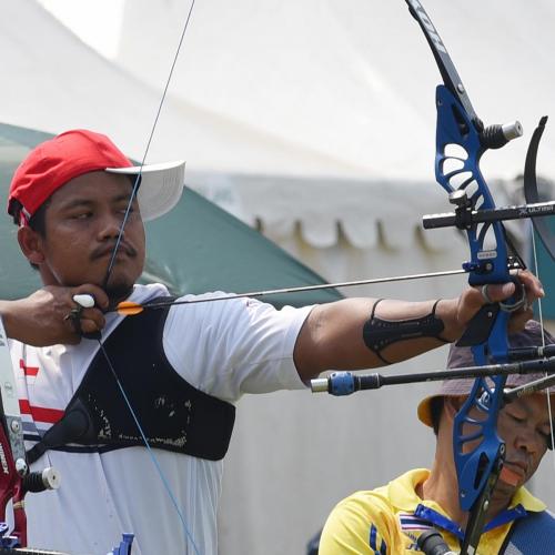Atlet Indonesia, Sadikin membidik sasaran pada kualifikasi panahan Recurve Open Putra - Putri pada Asean Para Games 2022 di Lapangan Kota Barat, Solo, Jawa Tengah (31/7/2022) INASPOC/Feri Setiawan
