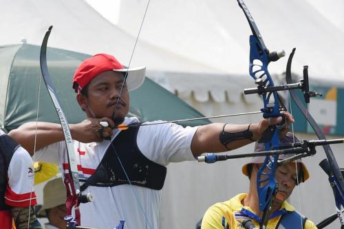 Atlet Indonesia, Sadikin membidik sasaran pada kualifikasi panahan Recurve Open Putra - Putri pada Asean Para Games 2022 di Lapangan Kota Barat, Solo, Jawa Tengah (31/7/2022) INASPOC/Feri Setiawan