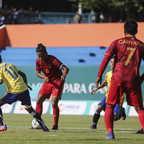 Pesebakbola Indonesia, Yahya Hernanda (dua dari kiri)  berusaha menguasai bola dibayangi pesebakbola Thailand, Phonpipat (kiri)  dalam pertandingan final celebrral palsy football 11th Asean Para Games 2022 di Stadion UNS, Solo, Jawa Tengah, Jumat, 05 Agustus 2022. Indonesia harus mengakui keunggulan Thailand melalui babak penalti.