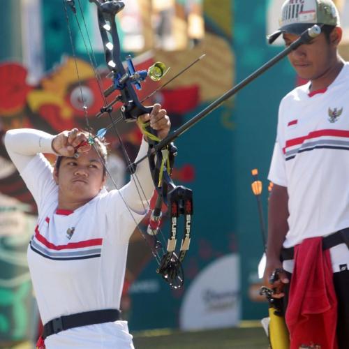 Pasangan atlet Para Panahan Putri Indonesia, Irma Yunita (kiri) bersiap membidik sasaran final cabang Para Archery 11th ASEAN Para Games Solo 2022 di Lapangan Panahan Kota Barat, Solo (5/8/2022). Indonesia gagal merebut medali perunggu di nomor Compound Open Mix Doubles Team (INASPOC / Husni Yamin).