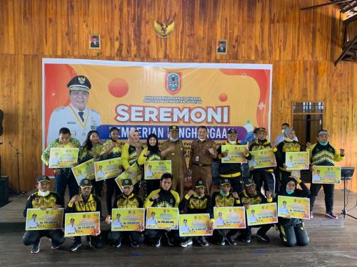 Simbolis Penyerahan Bonus Atlet Berprestasi di Peparnas XVI Papua 2021