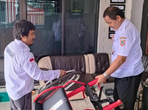 Penyerahan Peralatan Latihan Pelatprov Tahun 2022 Cabang Olahraga Tenis Kursi Roda dari Wakil Bendahara NPC Kalsel kepada Asisten Pelatih Tenis Meja Kursi Roda