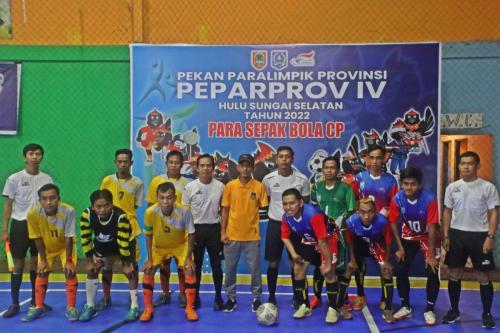 Foto bersama sebelum pertandingan final Sepak Bola CP bertempat di Lapangan Futsal Family Kandangan