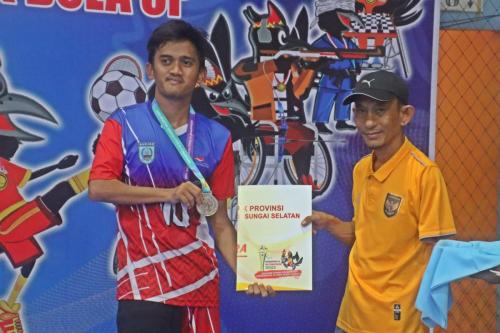 Pengalungan medali emas kepada Kapten Team Sepak Bola CP Kontingen Kabupaten Banjar oleh Ketua Umum NPC Provinsi Kalimantan Selatan Ahmad Firdaus