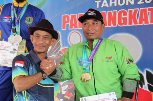 Pengalungan medali emas kepada salah satu Kontingen Kabupaten Hulu Sungai Selatan oleh Ketua Umum NPC Provinsi Kalimantan Selatan Ahmad Firdaus