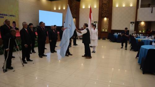 Penyerahan Benderah Pataka dari perwakilan NPC Indonesia Ke Pengurus Baru NPCI Provinsi Kalimantan Selatan masa bakti 2023-2028