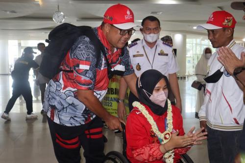 Pejemputan Atlet yang berlaga di 11th Asean Para Games Solo 2022 di Bandara Internasional Syamsudinnor Banjarmasin