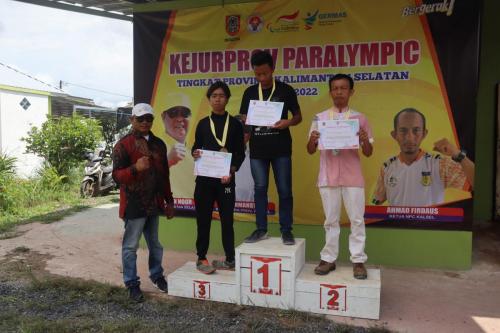 Pengalungan Medali Kejurprov Paralympic Tahun 2022 Cabang Olahraga Renang oleh Sekretaris  Umum NPC Prov. Kalimantan Selatan Sumansyah di Banjarbaru Kalimantan Selatan