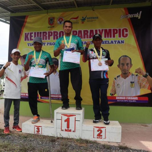 Pengalungan Medali Kejurprov Paralympic Tahun 2022 Cabang Olahraga Panahan Oleh Ketua Umum NPC Prov. Kalimantan Selatan Ahmad Firdaus Banjarbaru Kalimantan Selatan