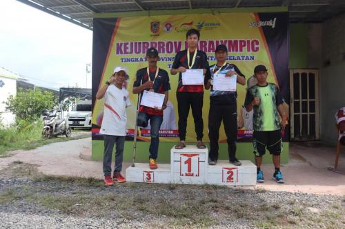 Pengalungan Medali Kejurprov Paralympic Tahun 2022 Cabang Olahraga Menembak Oleh Ketua Umum NPC Prov. Kalimantan Selatan Ahmad Firdaus Banjarbaru Kalimantan Selatan