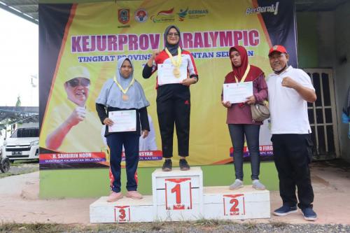 Pengalungan Medali Kejurprov Paralympic Tahun 2022 Cabang Olahraga Atletik oleh Wakil Ketua II NPC Prov. Kalimantan Selatan Supian Noor Banjarbaru Kalimantan Selatan