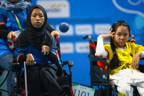 Boccia Peparnas 2024 Atlet Banten Handayani melempar bola saat melawan atlet Kalsel Najwa Nurmardhatillah pada laga final boccia individu BC1 Pekan Paralimpiade Nasional (Peparnas) XVII