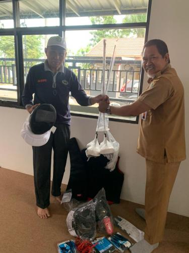 Penyerahan Peralatan Latihan Pelatprov Tahun 2022 Cabang Olahraga Anggar dari Wakil Ketua II Bidang Pembinaan Prestasi kepada Pelatih Anggar