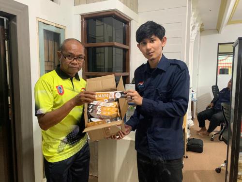 Penyerahan Peralatan Latihan Pelatprov Tahun 2022 Cabang Olahraga Tenis Meja Tuna Daksa dari Staf NPC Kalsel kepada Pelatih Tenis Meja Tuna Daksa