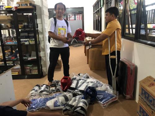 Penyerahan Peralatan Latihan Pelatprov Tahun 2022 Cabang Olahraga Taekwondo dari Wakil Bendahara NPCI Kalimantan Selatan kepada Pelatih Taekwondo
