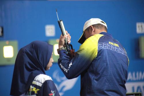 Persiapan Jannah saat akan bertanding pada cabor menembak