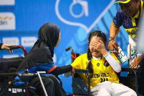 Boccia Peparnas 2024 Atlet Banten Handayani (kanan) berbicara kepada atlet Kalsel Najwa Nurmardhatillah seusai laga final boccia individu BC1 Pekan Paralimpiade Nasional (Peparnas) XVII