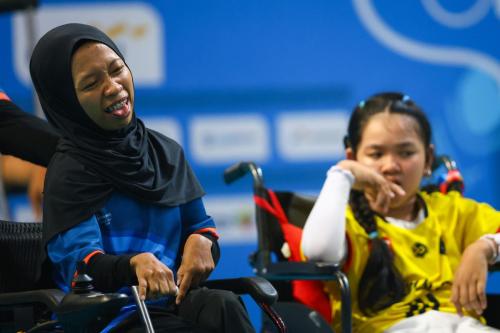 Boccia Peparnas 2024 Ekspresi atlet Banten Handayani setelah melempar bola saat melawan atlet Kalsel Najwa Nurmardhatillah pada laga final boccia individu BC1 Pekan Paralimpiade Nasional (Peparnas) XVII