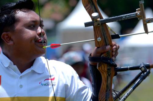 Deni Aldiani bersiap memanah